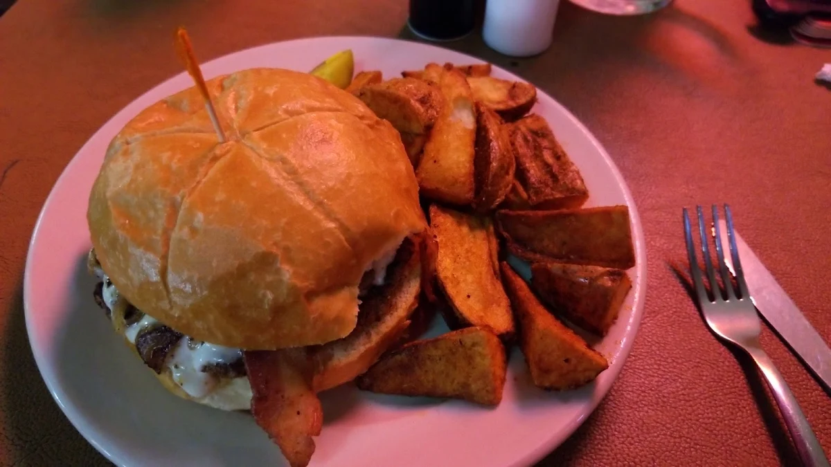 Burger w Cajun Fries
