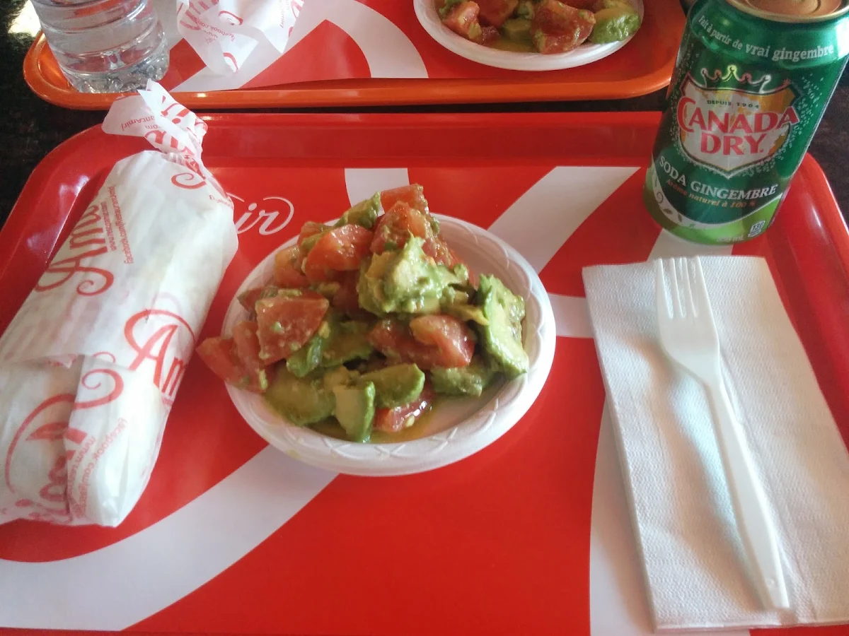 Shish Taouk Au Poulet Avec Salade Tomate Avocat