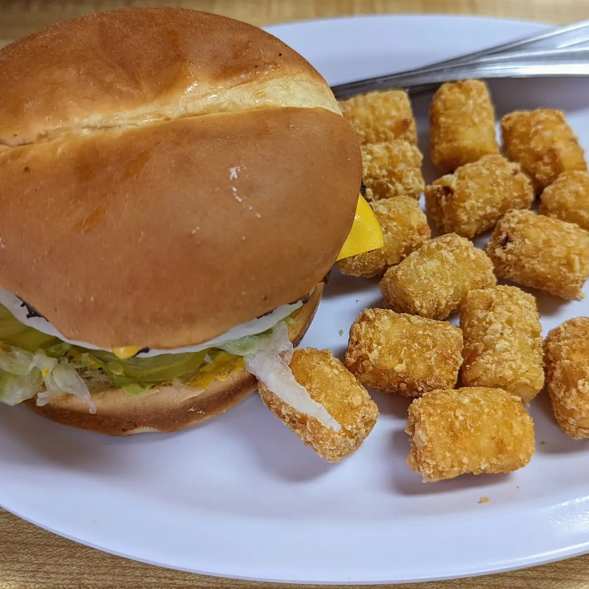 Guacamole Burger w Tots