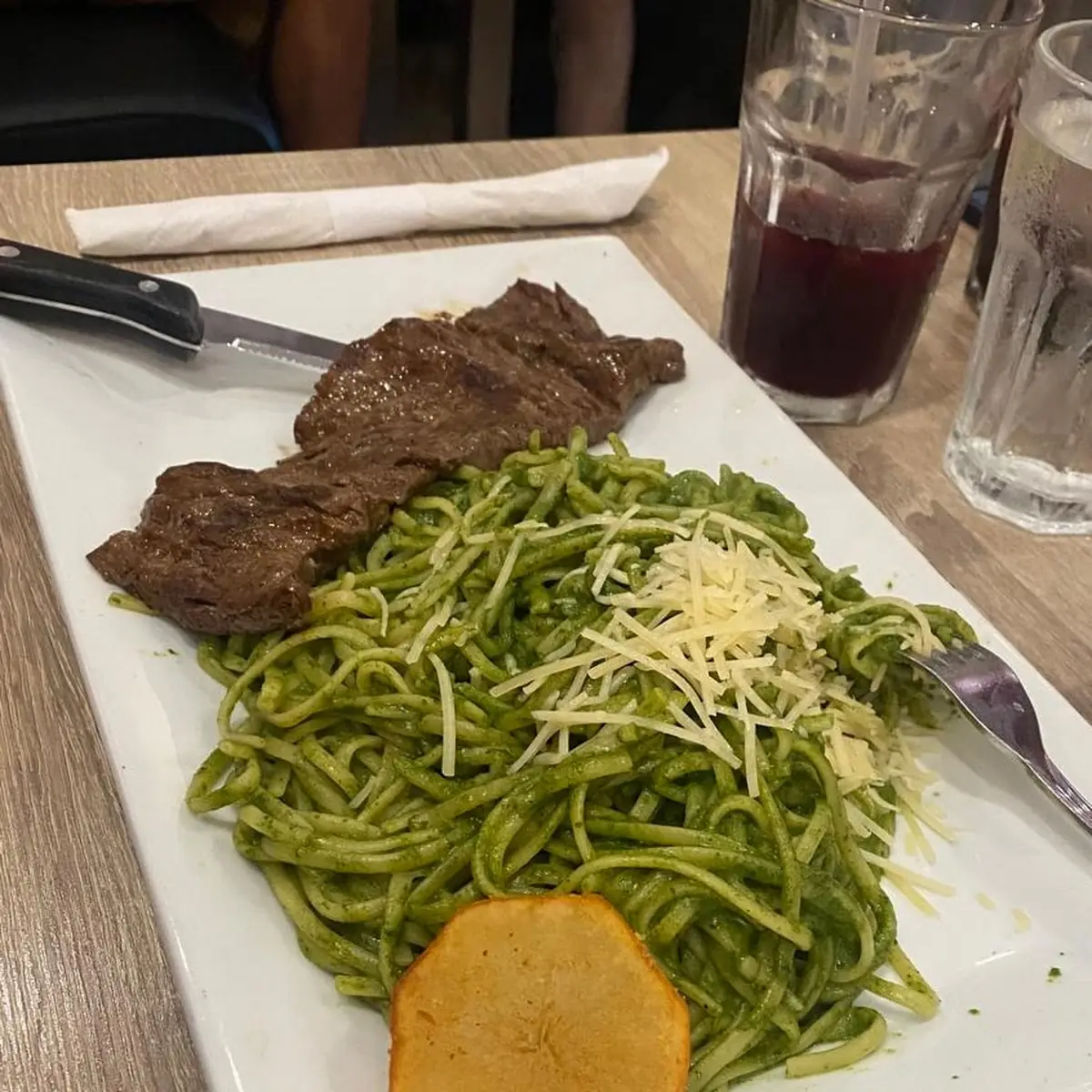 Tallarines Verde Con Bisteck