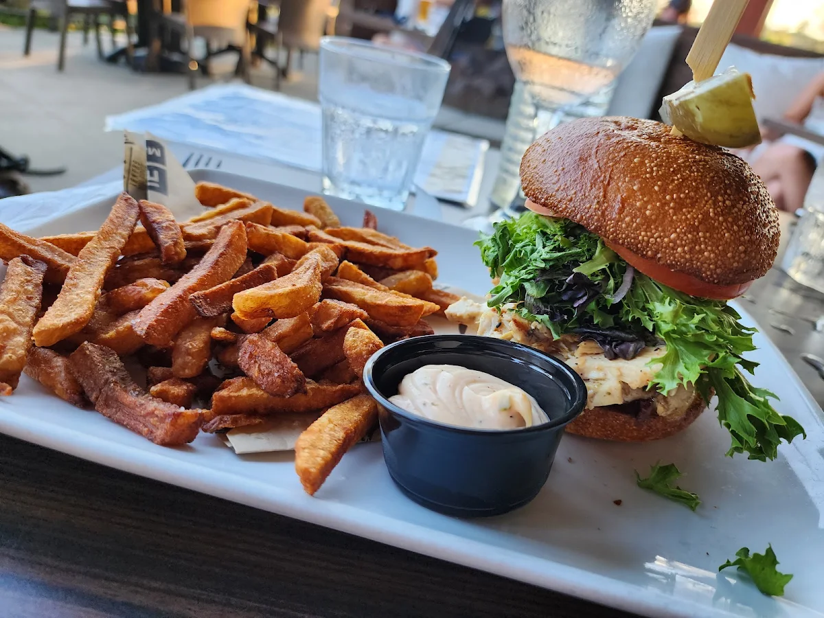 Burger Poulet, Le Macintosh Pub Bromont Inc.