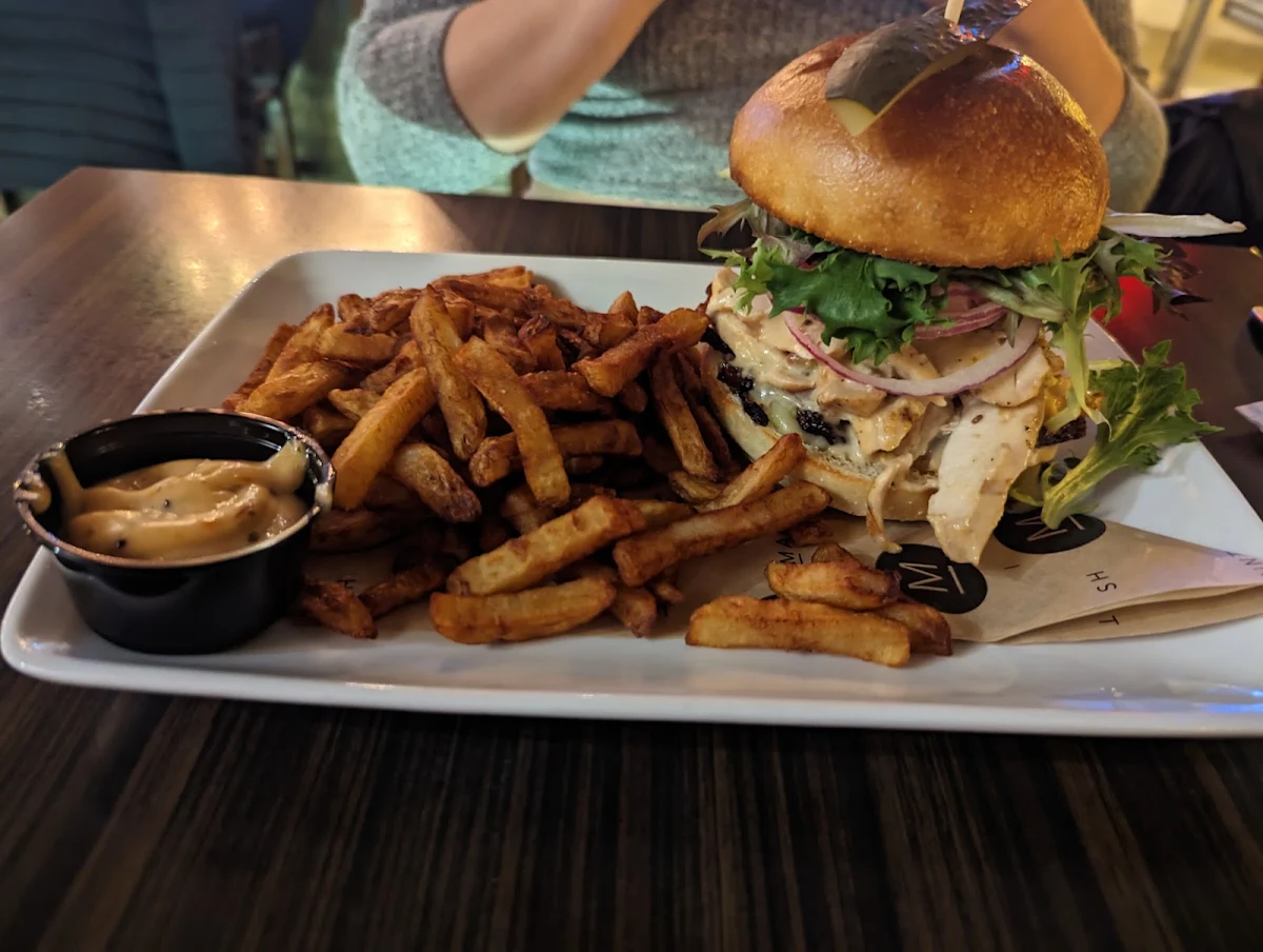 Chicken Burger, Le Macintosh Pub Bromont Inc.