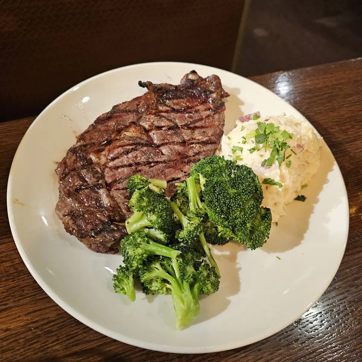 8 Oz Sirloin with Mashed Potatoes and Broccoli