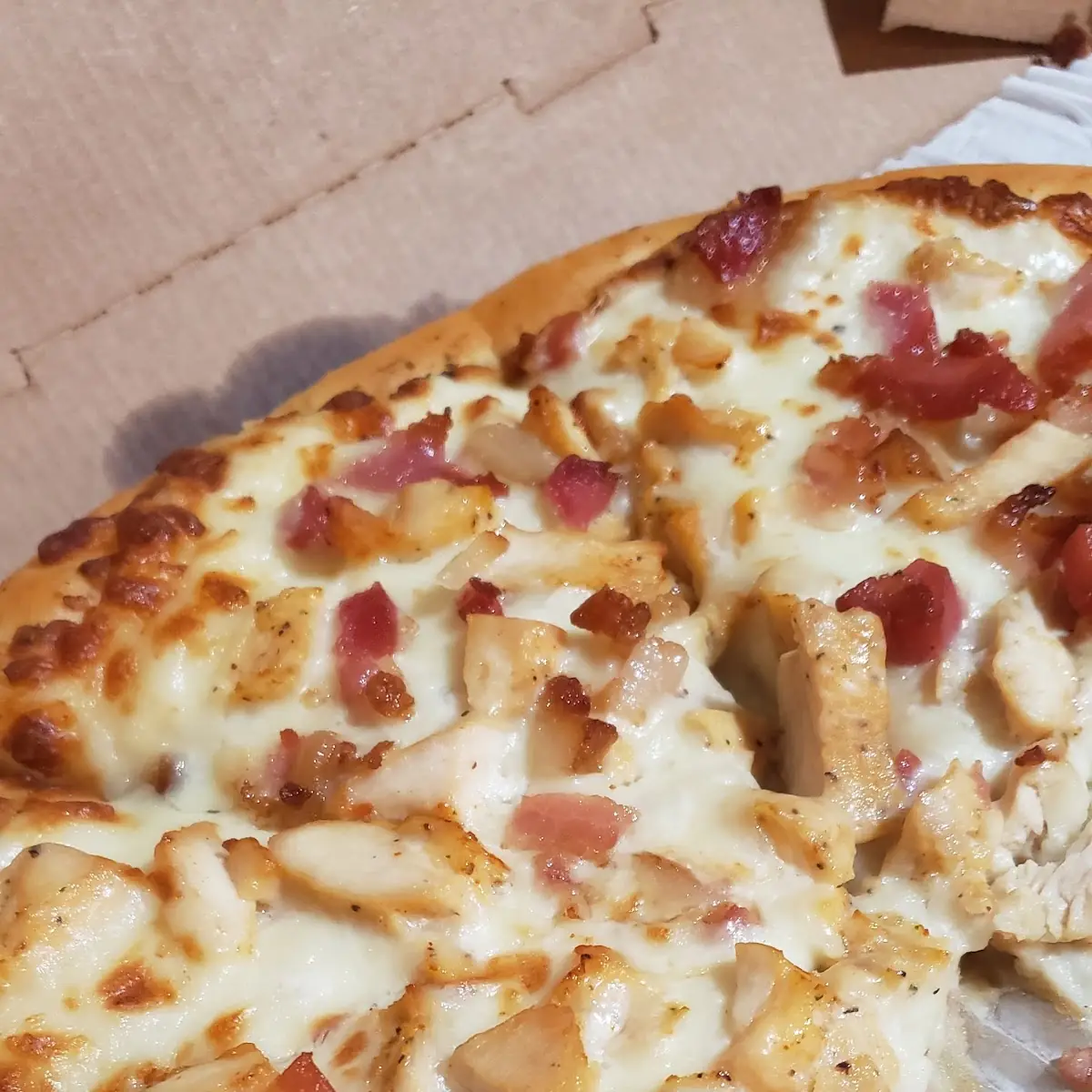 Bacon Chicken Alfredo Pizza