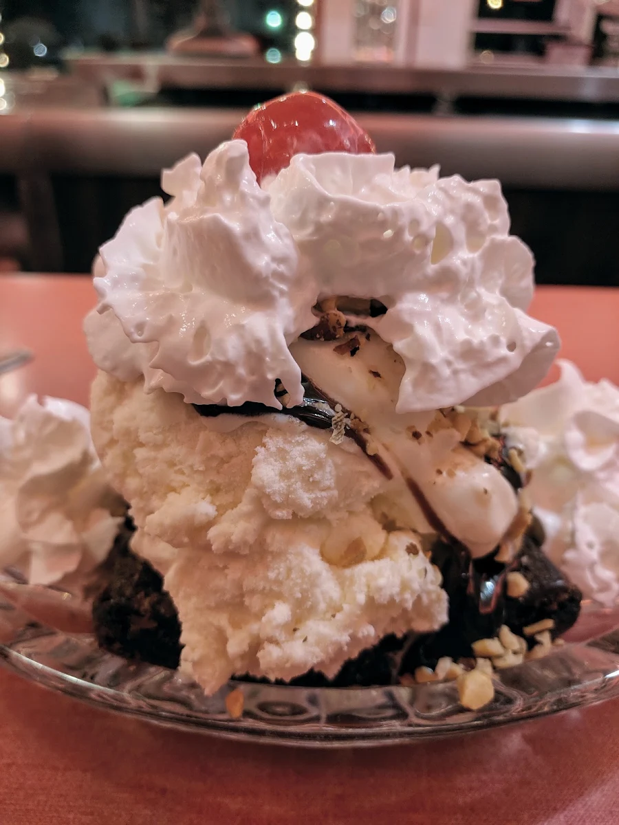 Hot Fudge Brownie Sundae
