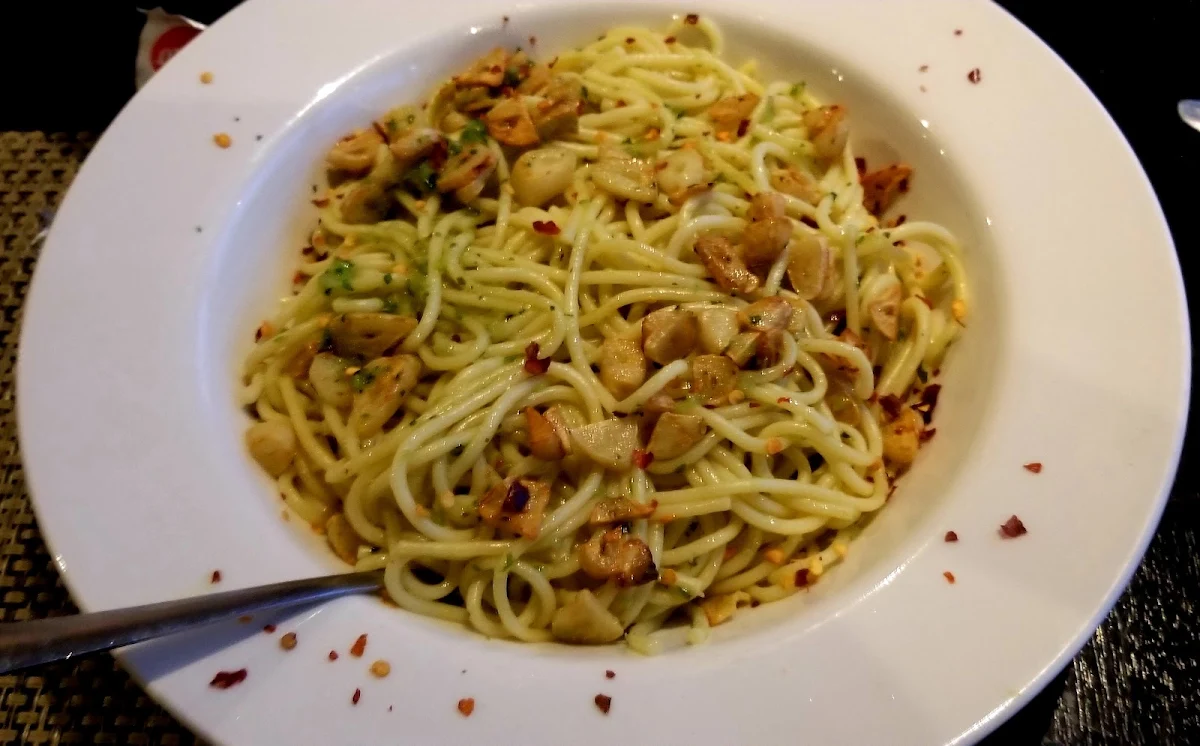 Spaghetti with Garlic and Hot Peppers, Paradise Restaurant