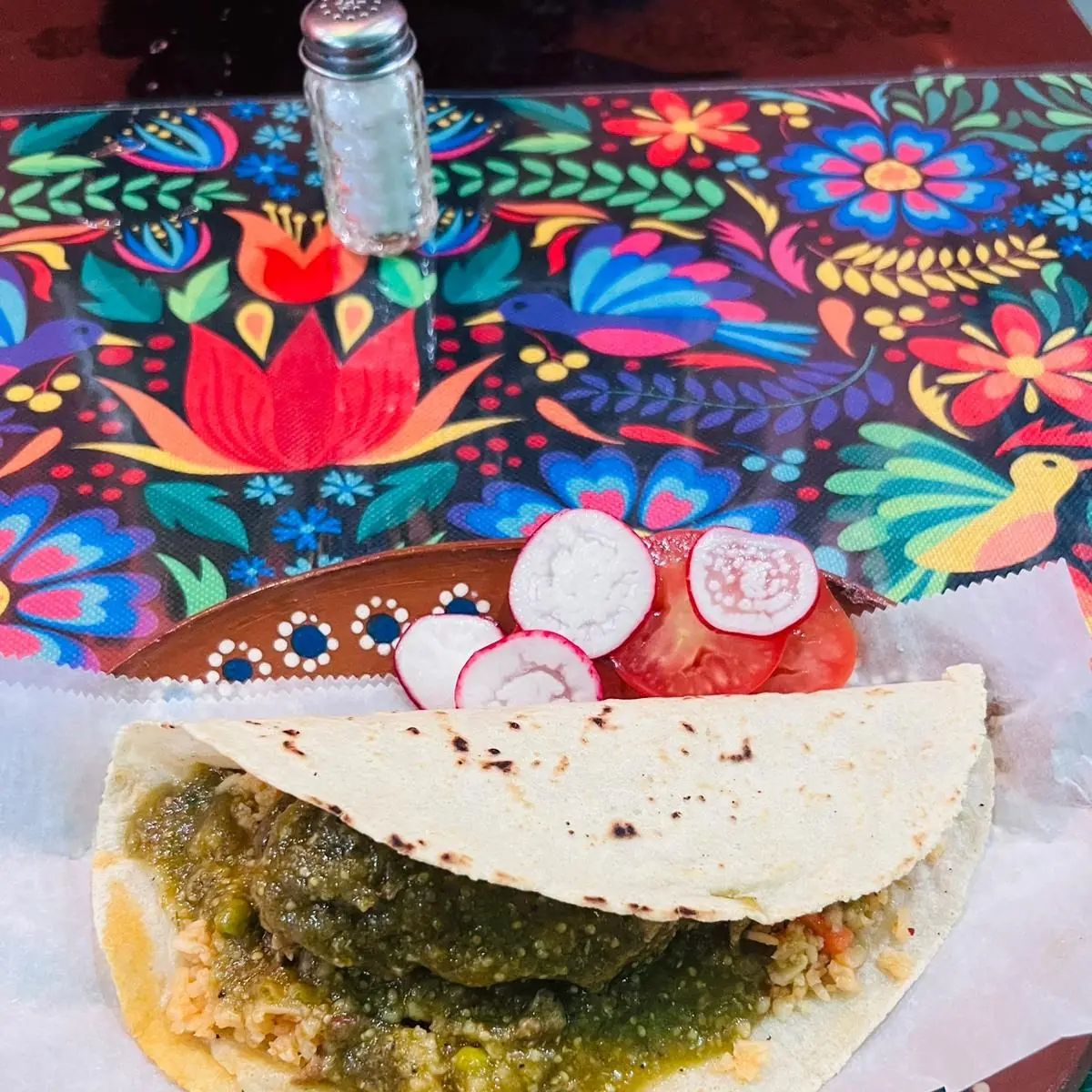 Tacos Placeros Con Chicharron En Salsa Verde