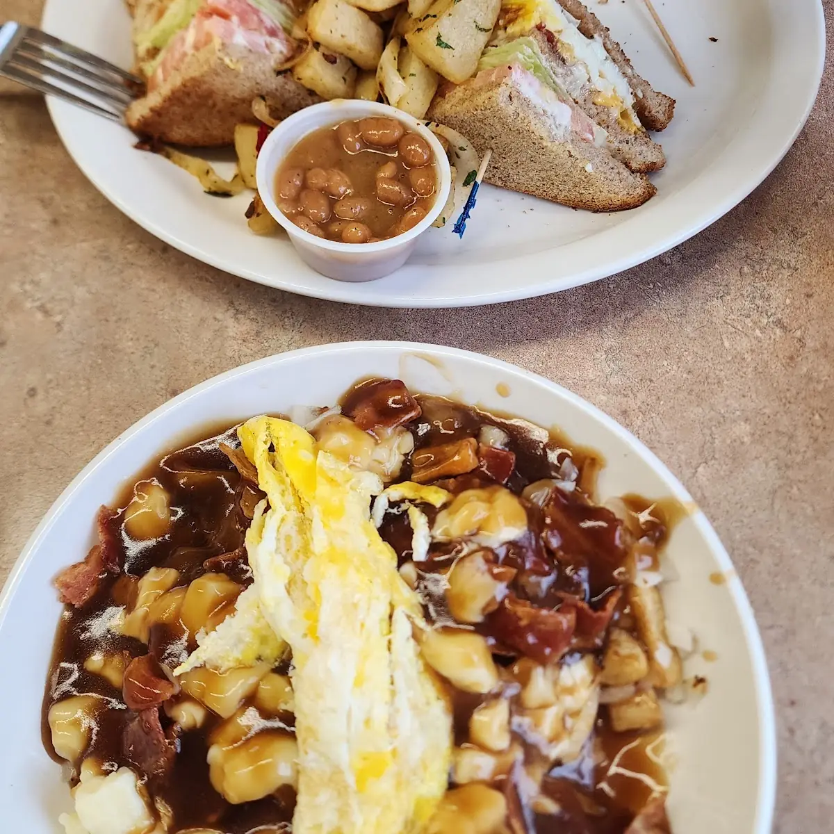 Poutine Déjeuner Club Sandwich