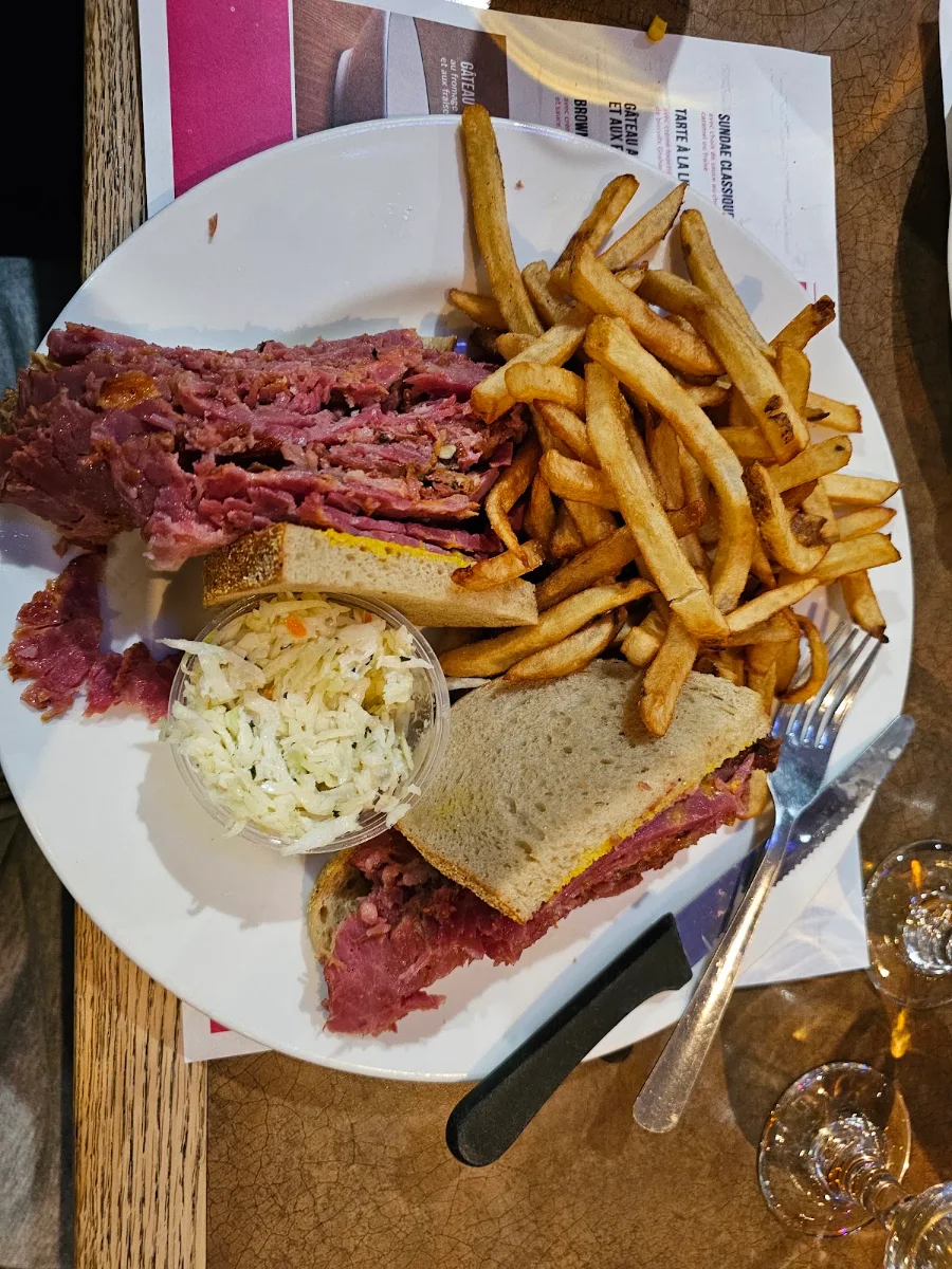 Assiette Smoked Meat Jumbo, Restaurant NICKELS (Saint-Jérôme)