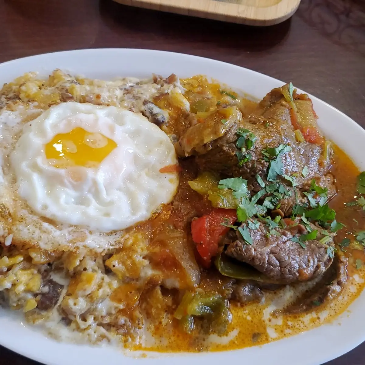 Tigrillo Con Bistec de Carne Guisada