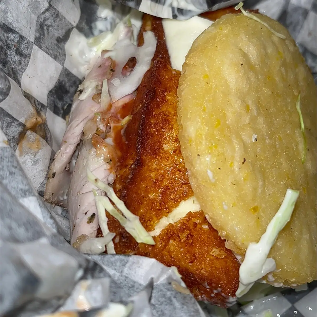 Arepa Con Pernil Y Extra De Queso Frito