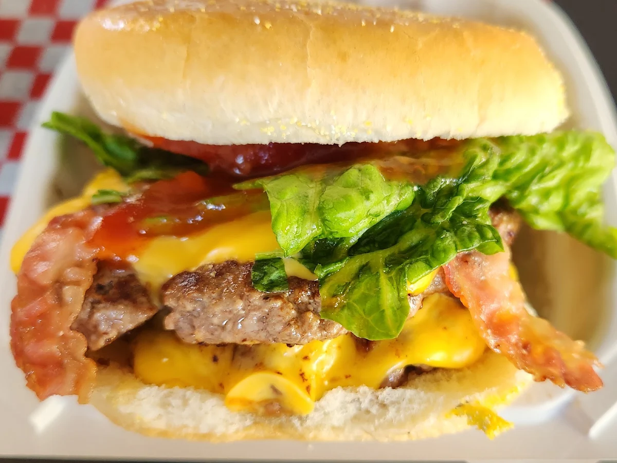 Cheeseburger, Le casse-croûte 343