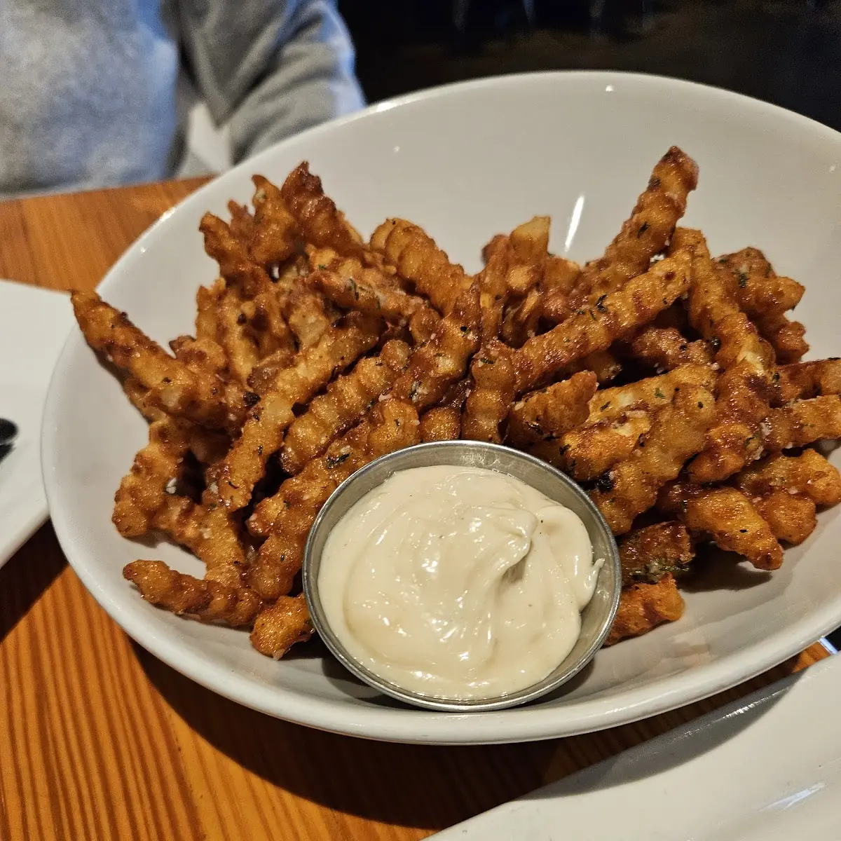 Crispy Fries with White Sauce