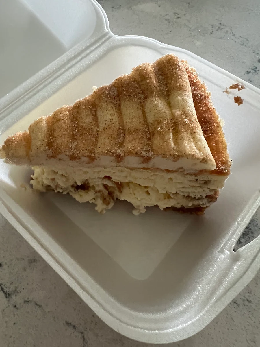 Cinnamon Roll Cheesecake