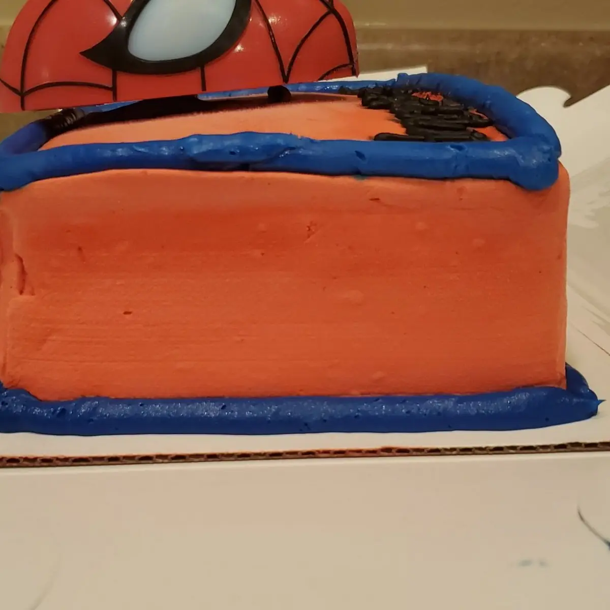 Spider-Man Ultimate Light Up Eyes Cake