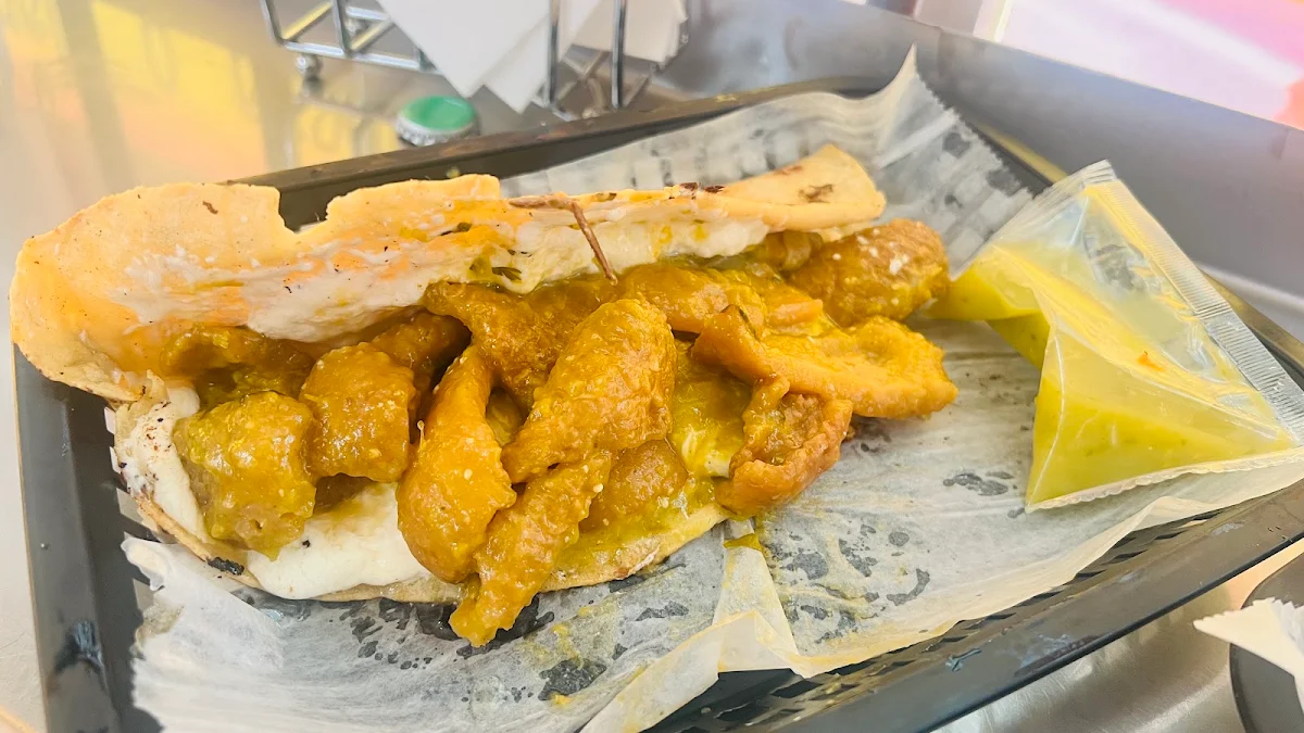 Quesadilla Chicharron En Salsa Verde