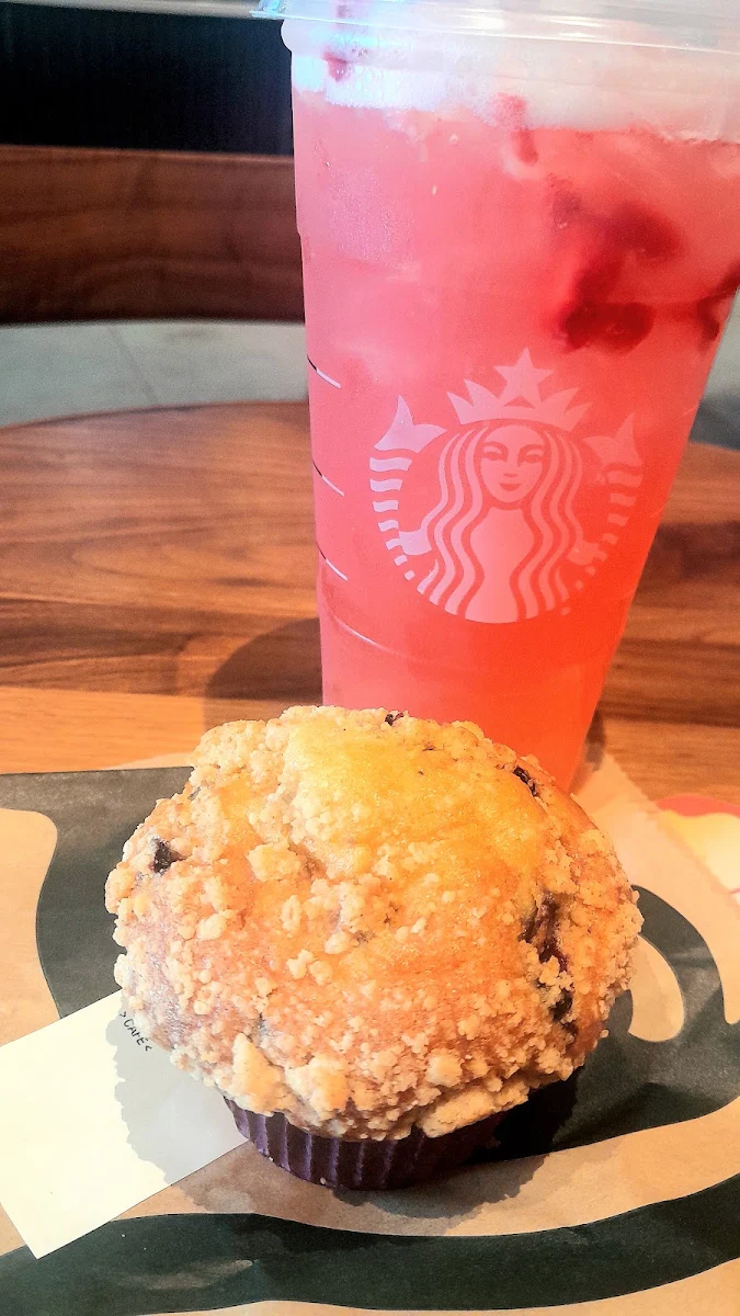Blueberry Muffin w Strawberry Lemonade