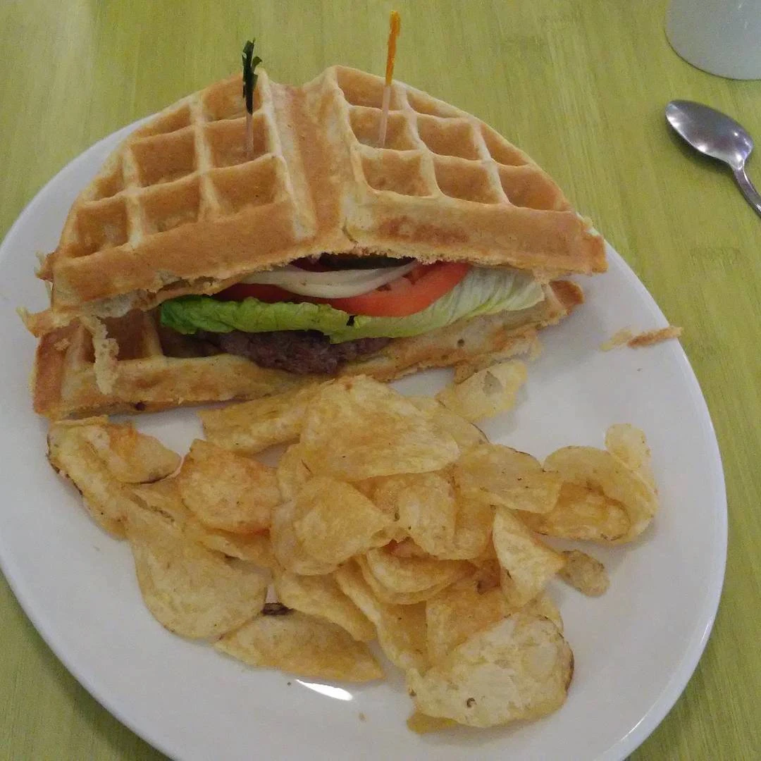 Waffle Cheeseburger with Potato Chips