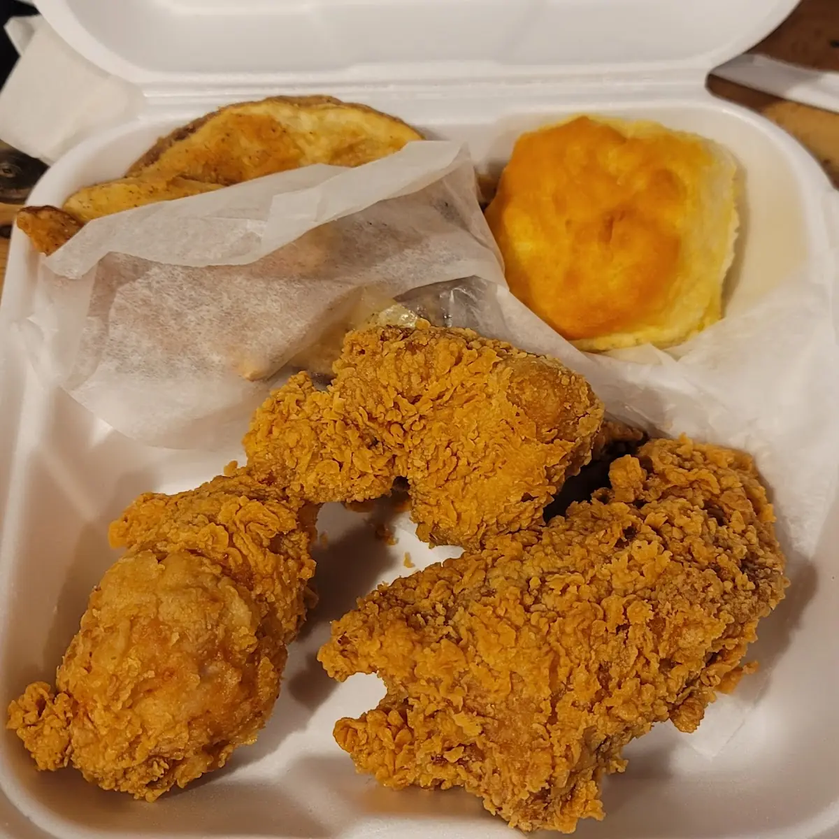 3 Wings Combo Mac and Cheese Biscuit