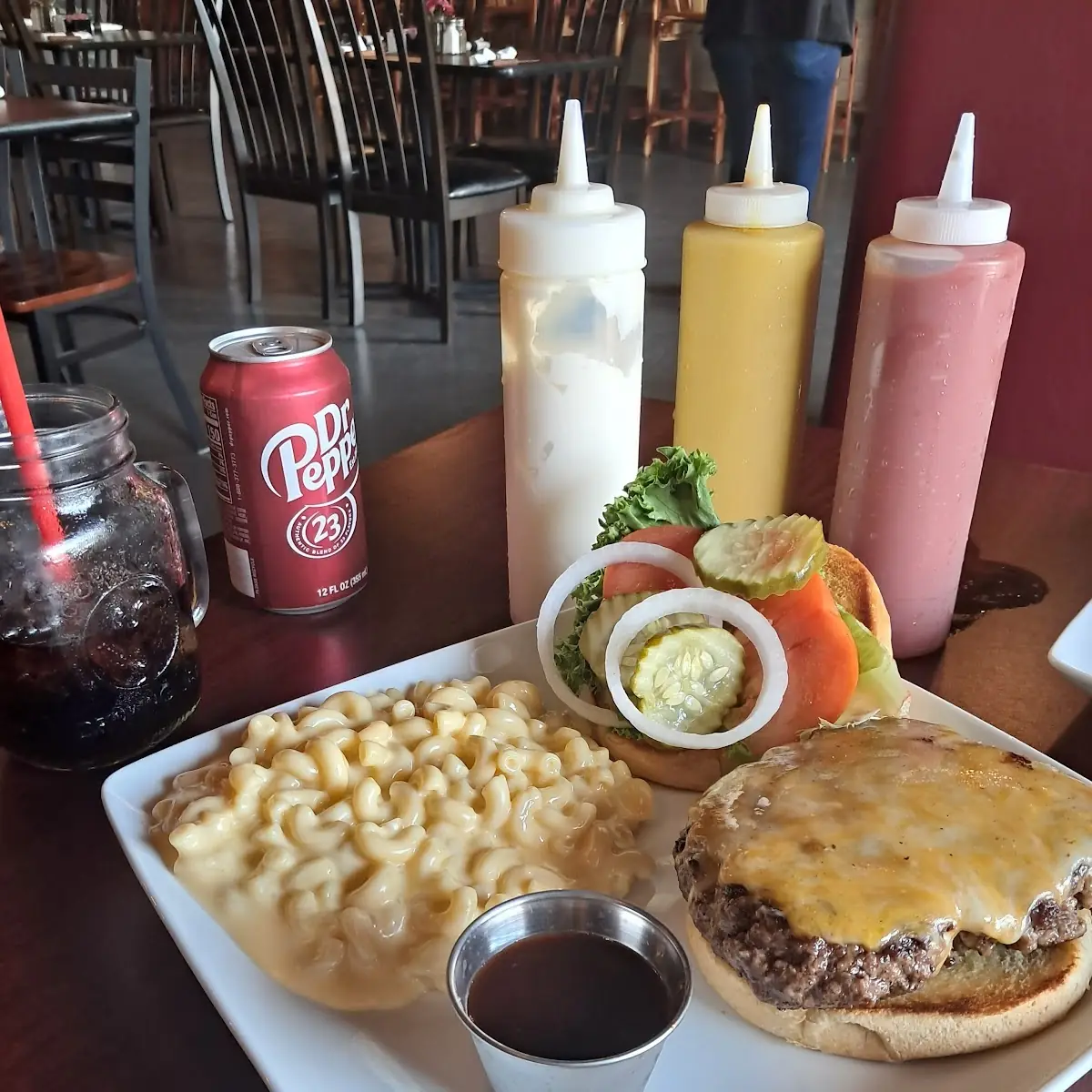 Cheeseburger with Mac'n'Cheese