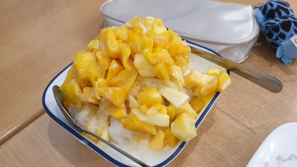 Shaved Ice with Mango, Sweet Dessert Shop