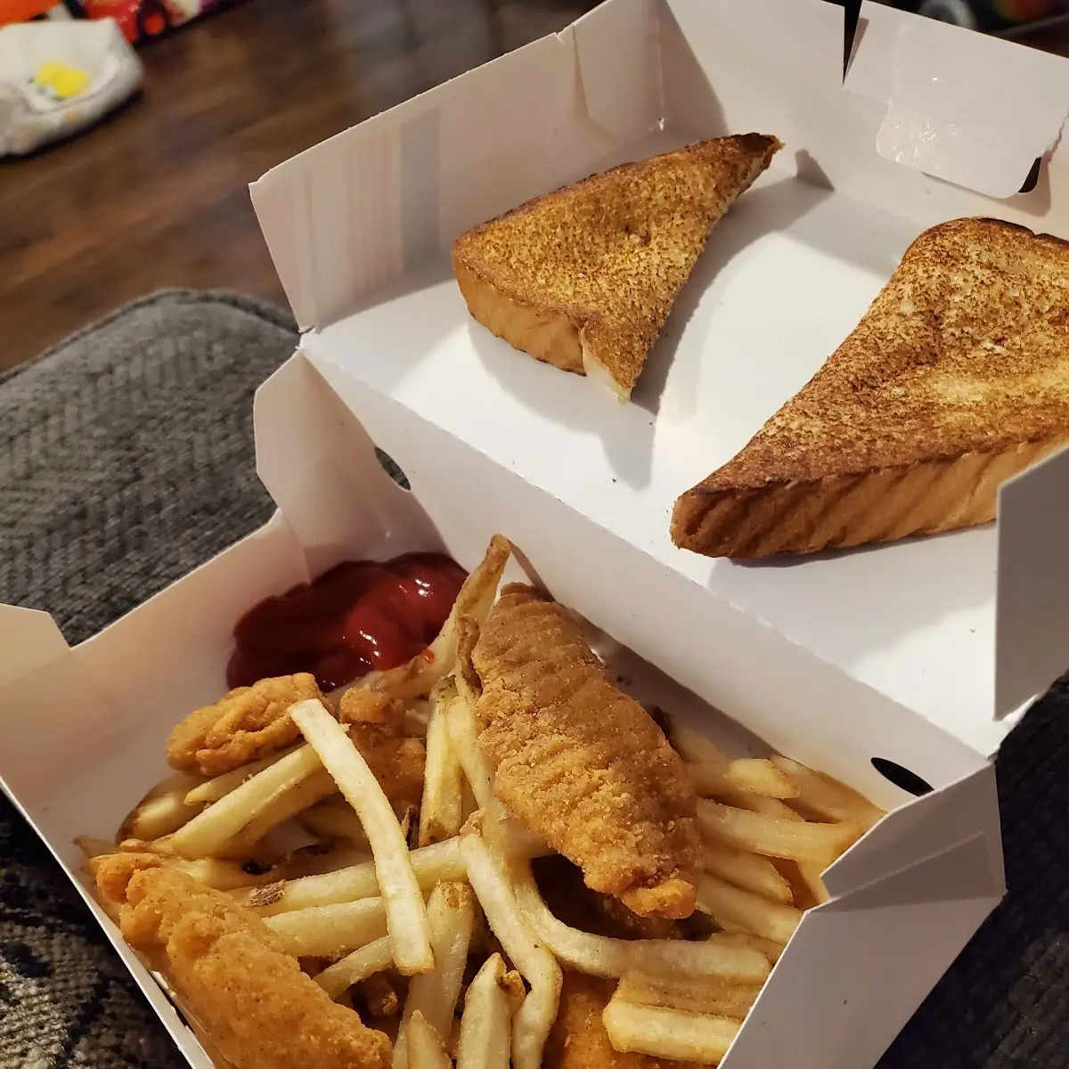 5 Piece Chicken Tenders Dinner with Garlic Bread