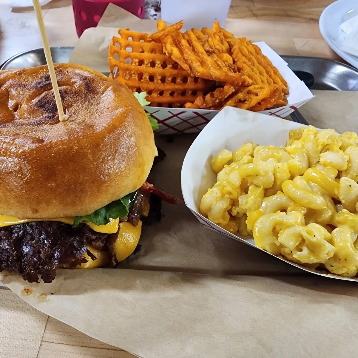 American Burger with a Side of Mac&Cheese