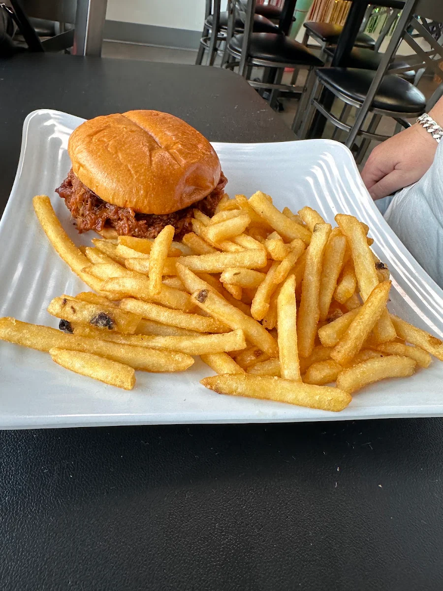 Pulled Pork Sandwich w Fries