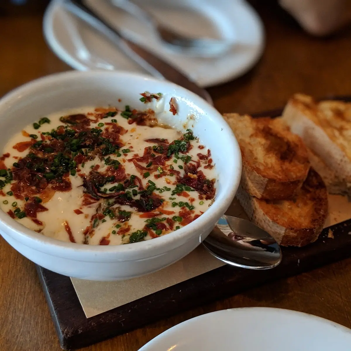 Bun Toasted with Creamy Dipping Sauces
