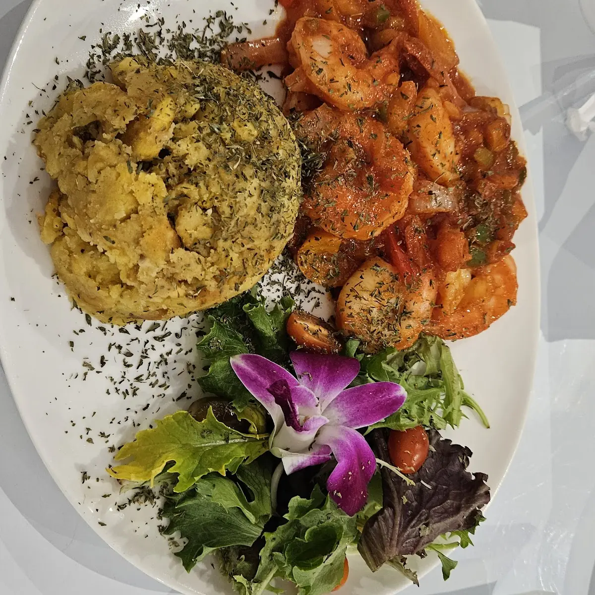 Camarones En Salsa Criolla Con Mofongo