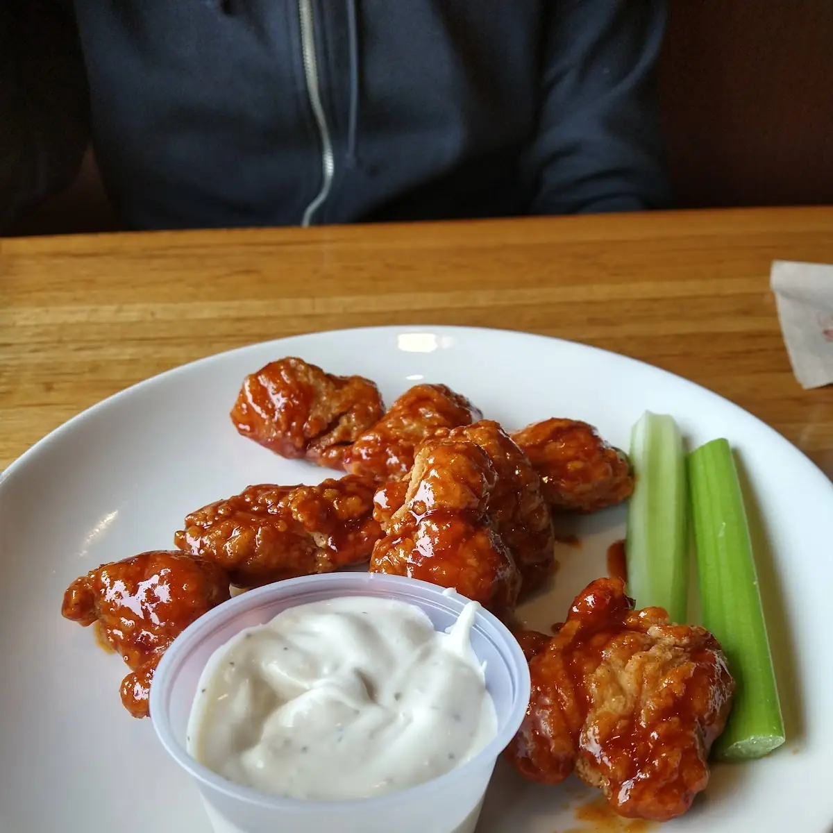 Barbeque Buffalo Chicken Wings with Dip Sauce