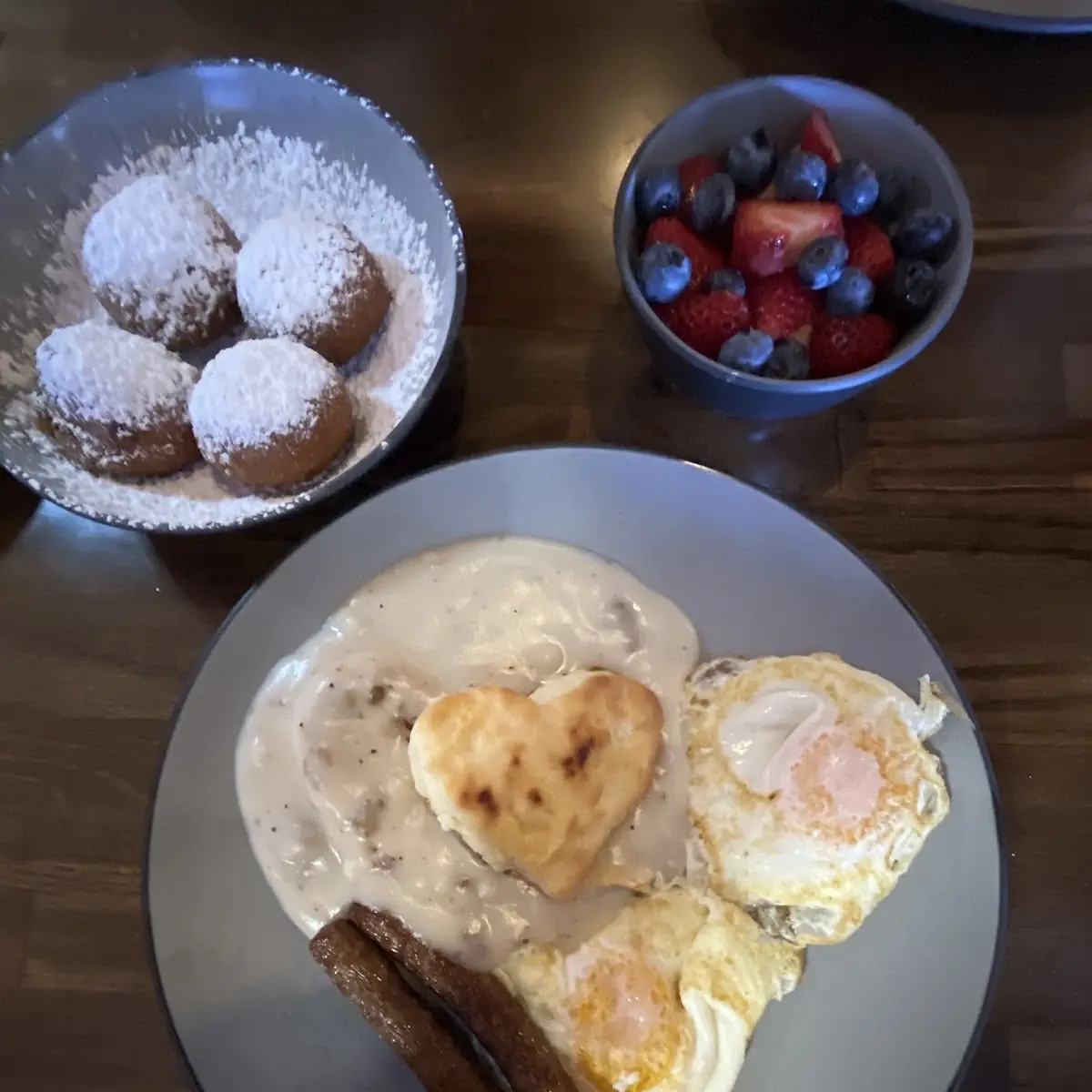 Biscuits & Gravy w 1 Side