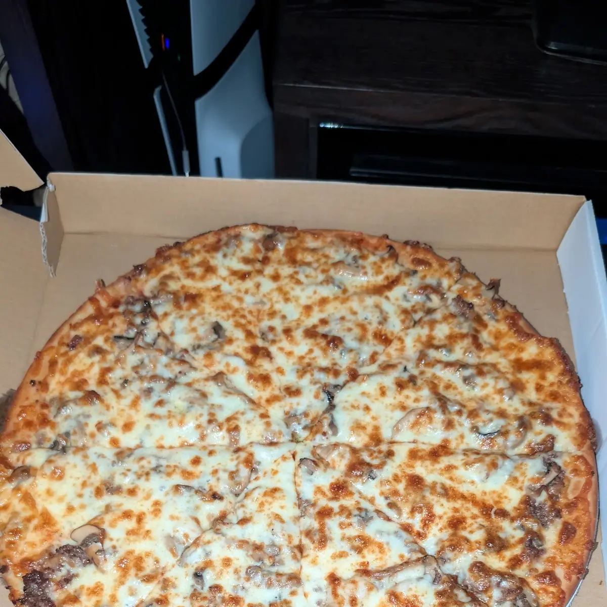 Large Hamburger & Mushroom Pizza with Extra Cheese