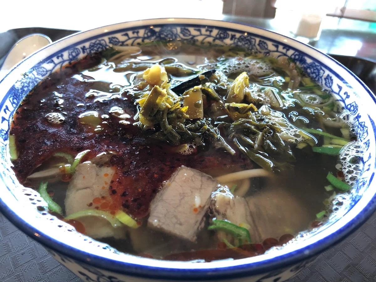 Hand Pulled Noodle with Pickled Sour Mustard in Beef Soup 酸菜牛肉面, Calan Beef Noodle(Halal)