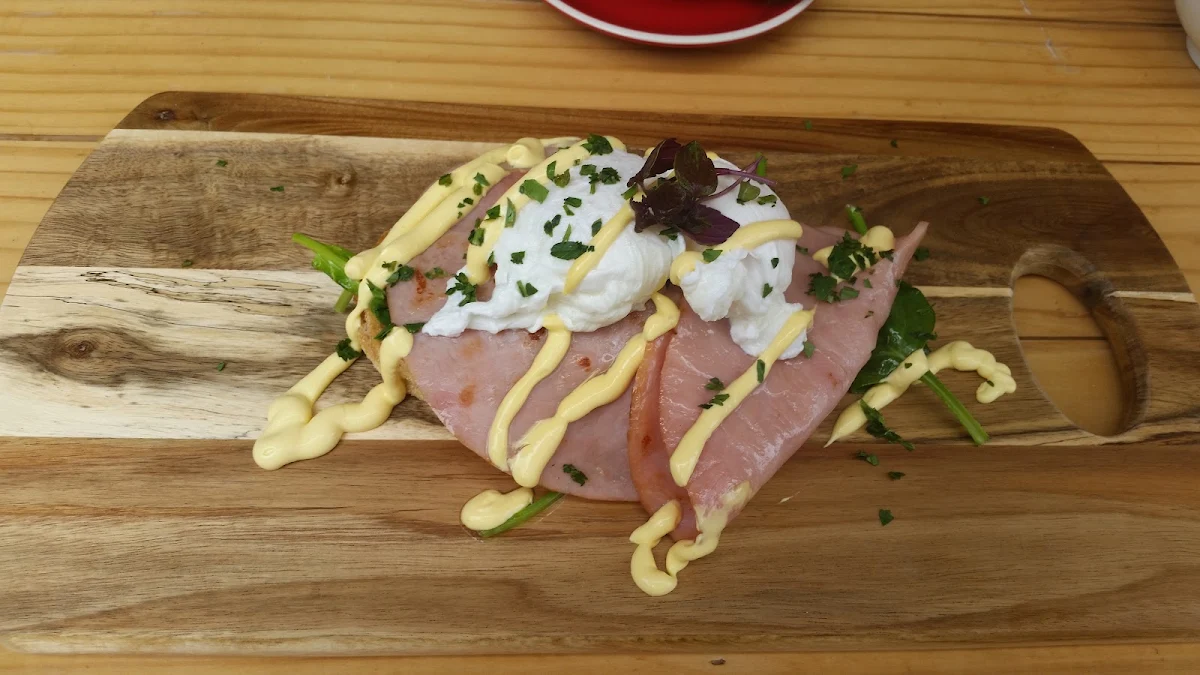 Eggs Benny, Fare Cravin' cafe