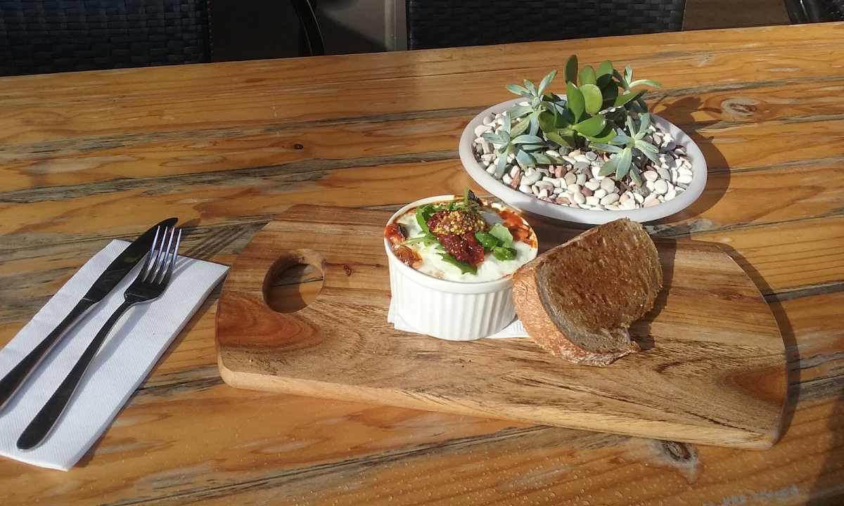 Smokey Beans and Bacon, Fare Cravin' cafe