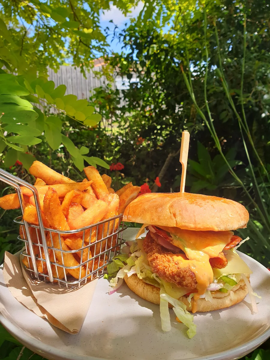 Southern Chicken Burger, Fare Cravin' cafe