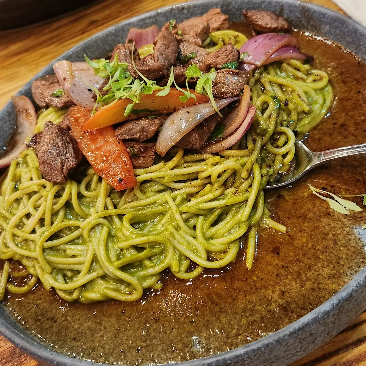 Tallarin Verde Con Lomo Saltado