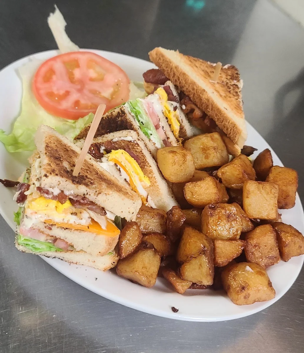 Club Sandwich Déjeuner, Dominic Sous-Marins Hochelaga