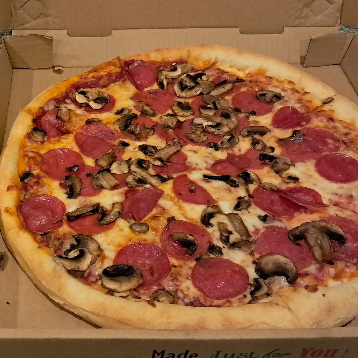 Large Pepperoni Mushroom Pizza