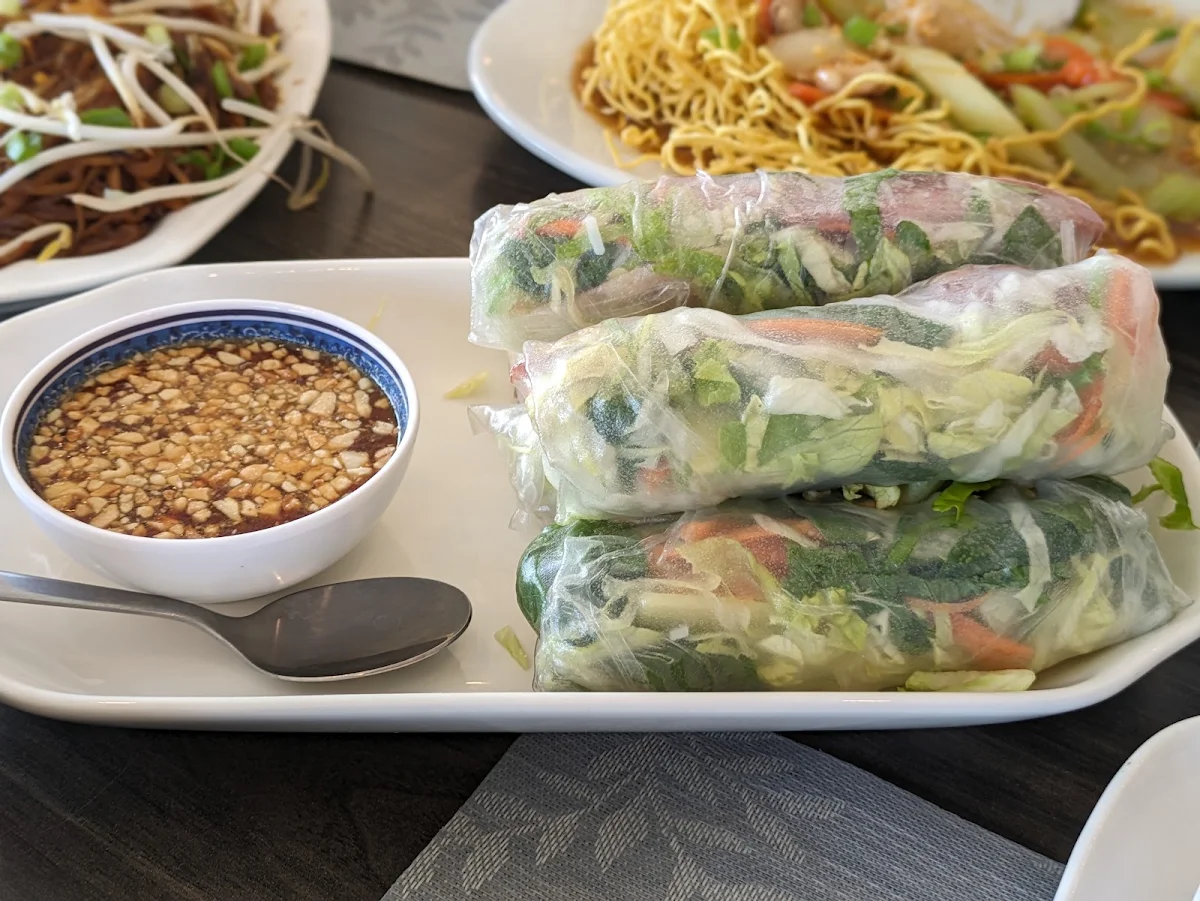 10. Salads Rolls (4 pcs)