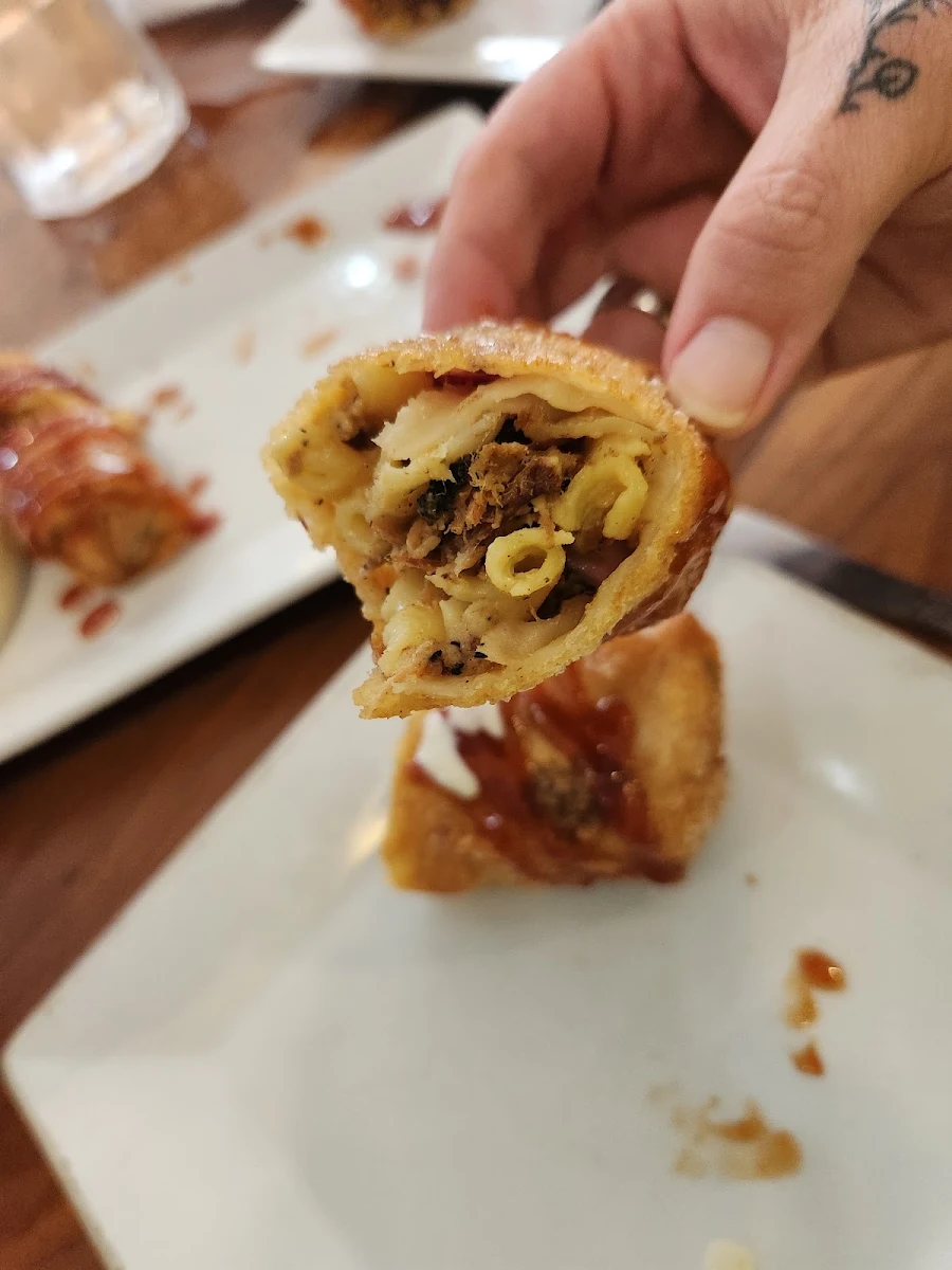 Mac and Cheese Egg Roll
