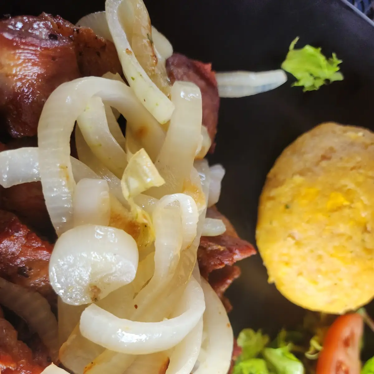 Carne Frita Encebollada Con Mofongo