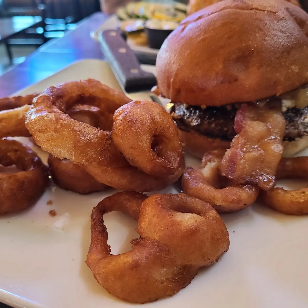 Burger w Onion Rings