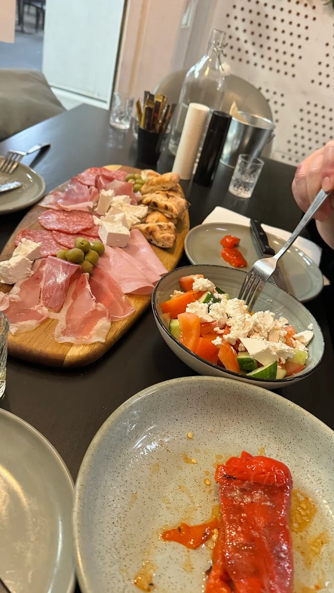 Meze, Divini Restaurant & Cafe