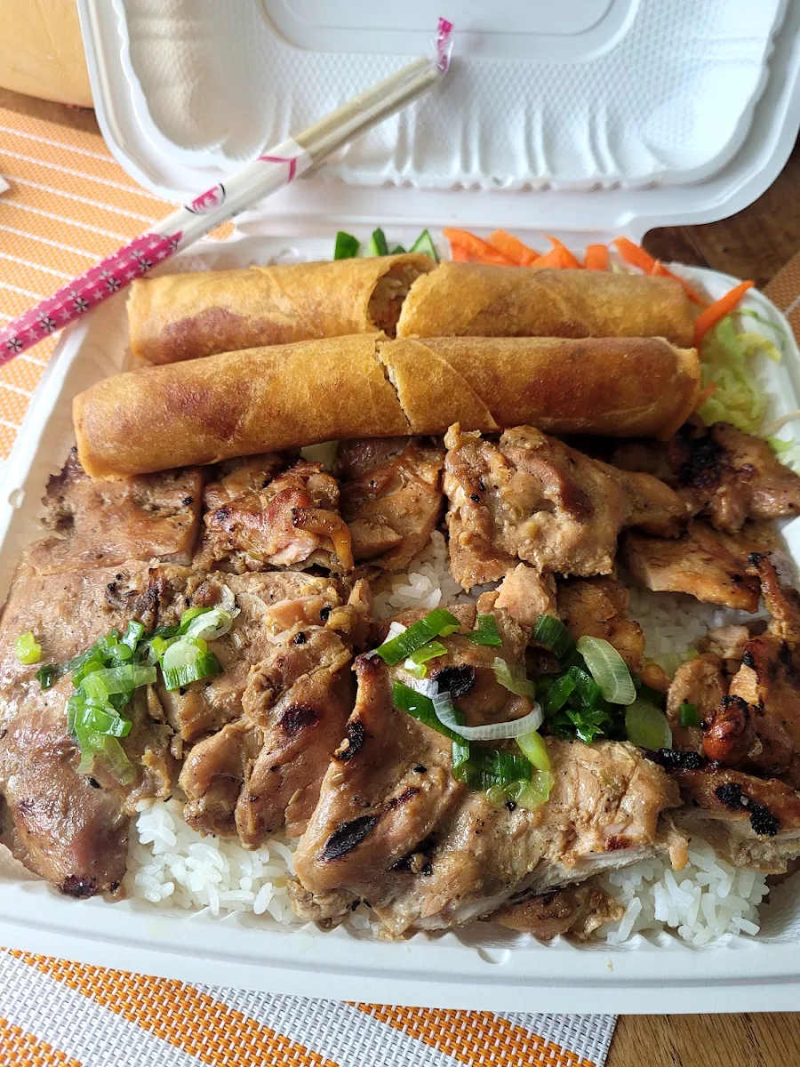 77 Chicken and Spring Rolls with Rice, Un Pho Get a Bowl