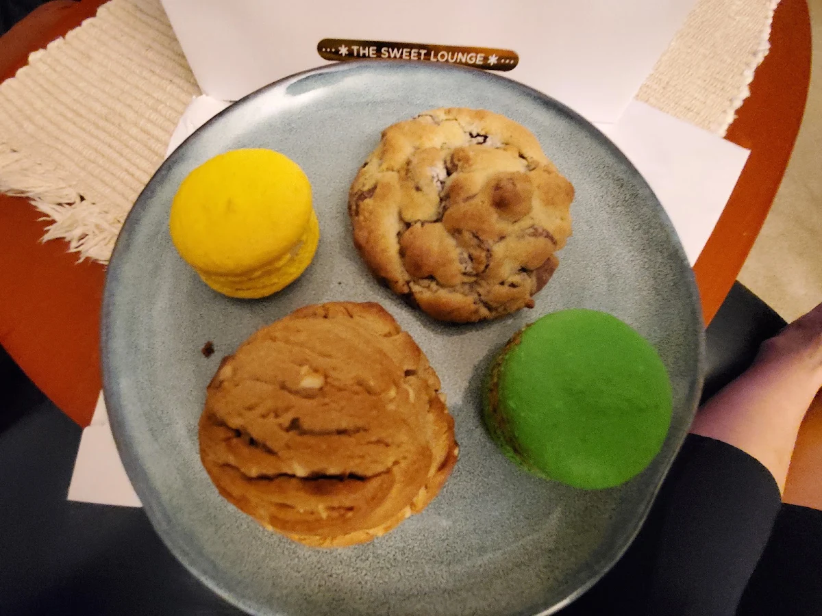 Lemon and Pistachio Macaroons Chocolate Chip and Peanut Butter Cookies