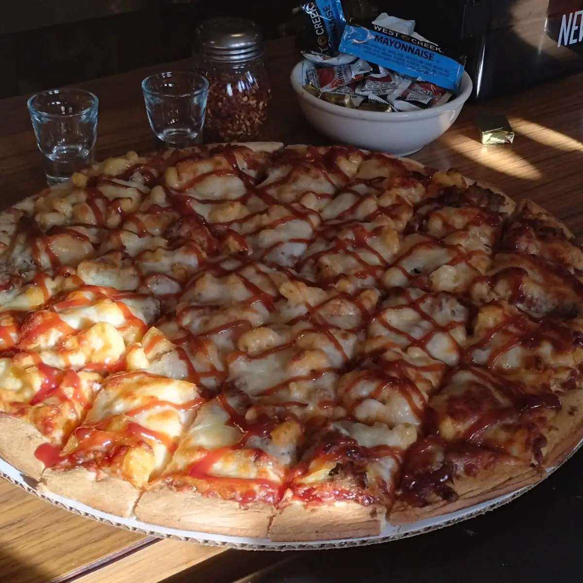 Mac N Cheese Pulled Pork Pizza