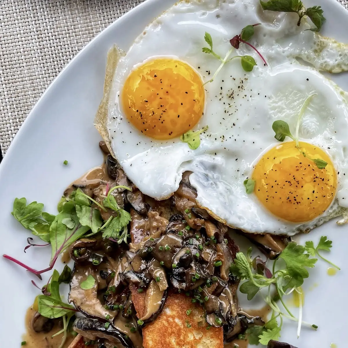 Mushrooms on Toasts with Eggs