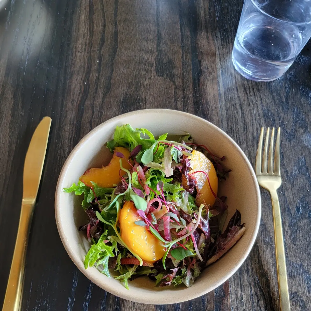 Salad with Peach Vinagrete